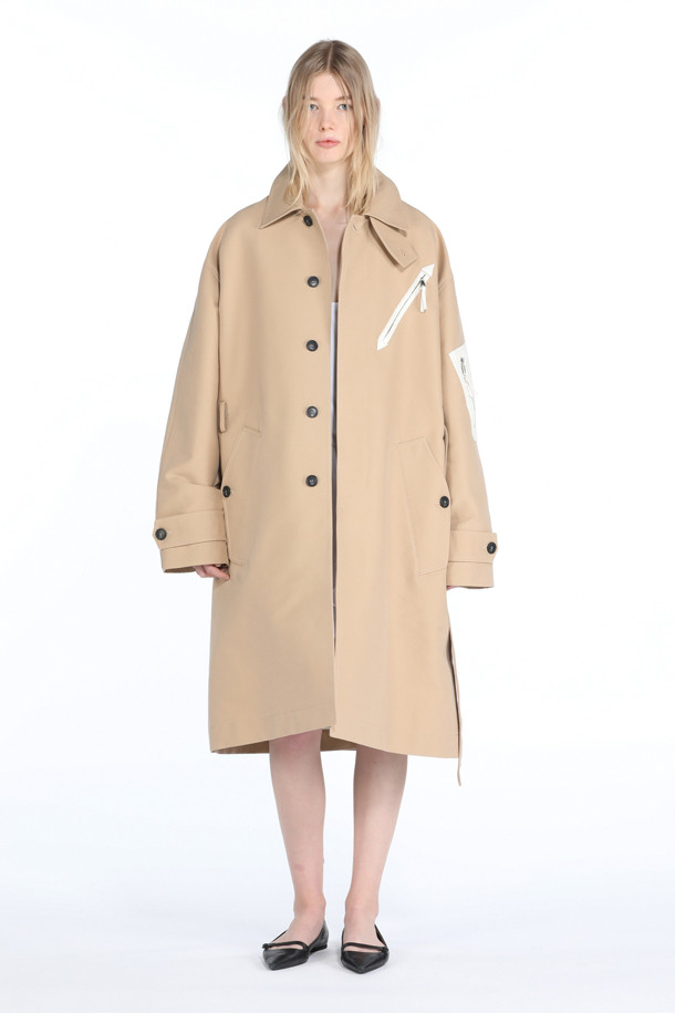카멜 컬러와 베이지 컬러로 출시된 카멜 레인 코트는 봄, 가을에 어울리는 롱 기장의 트렌치코트 스타일 레인 코트입니다. 면과 나일론 혼방 소재로 제작되어 가볍고 편안한 착용감을 선사하며, 레귤러 핏으로 다양한 스타일의 옷 위에 걸쳐 입기 좋습니다. 싱글 버튼 여밈과 벨트 디테일이 클래식하고 미니멀한 무드를 더하며, 포켓이 있어 실용성을 높였습니다. 출근룩, 비즈니스 캐주얼, 데이트룩 등 다양한 TPO에 활용 가능하여 활용도가 높습니다.
