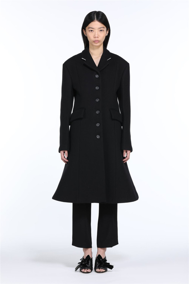 세련된 블랙 컬러의 머메이드 롱코트입니다. 울 소재로 제작되어 부드러운 촉감과 뛰어난 보온성을 자랑하며, 가을/겨울 시즌 포멀룩과 오피스룩에 적합합니다. 싱글 버튼 여밈 디자인과 롱 기장, 머메이드 핏으로 클래식하면서도 페미닌한 무드를 연출합니다. 출근룩, 모임룩 등 다양한 TPO에 시크하고 미니멀한 스타일을 더해보세요.
