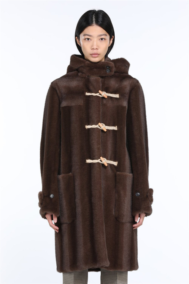 부드러운 인조 퍼 소재로 포근함을 더한 에코 퍼 더플 코트입니다. 클래식한 무드의 브라운 컬러에 롱 기장과 루즈핏으로 편안한 착용감을 선사합니다. 겨울철 보온성을 높여주는 두꺼운 두께감과 토글 버튼 디테일이 돋보이며, 긴 소매 디자인으로 따뜻하게 연출할 수 있습니다. 출근룩과 모임룩, 클래식, 미니멀, 캐주얼 등 다양한 스타일과 TPO에 활용 가능합니다.

