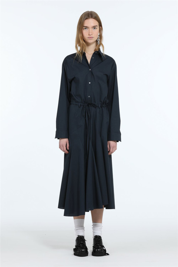 네이비 컬러의 우븐 드레스입니다. 셔츠 칼라와 긴소매, 셔츠 스타일 디테일이 돋보이는 디자인으로 클래식하고 세련된 무드를 연출합니다. A라인 실루엣과 맥시 기장으로 우아함을 더하며, 레귤러핏으로 편안하게 착용 가능합니다. 오피스룩, 모임룩, 데이트룩 등 다양한 TPO에 활용할 수 있으며, 미니멀하고 시크한 스타일을 선호하는 여성분들께 추천합니다.
