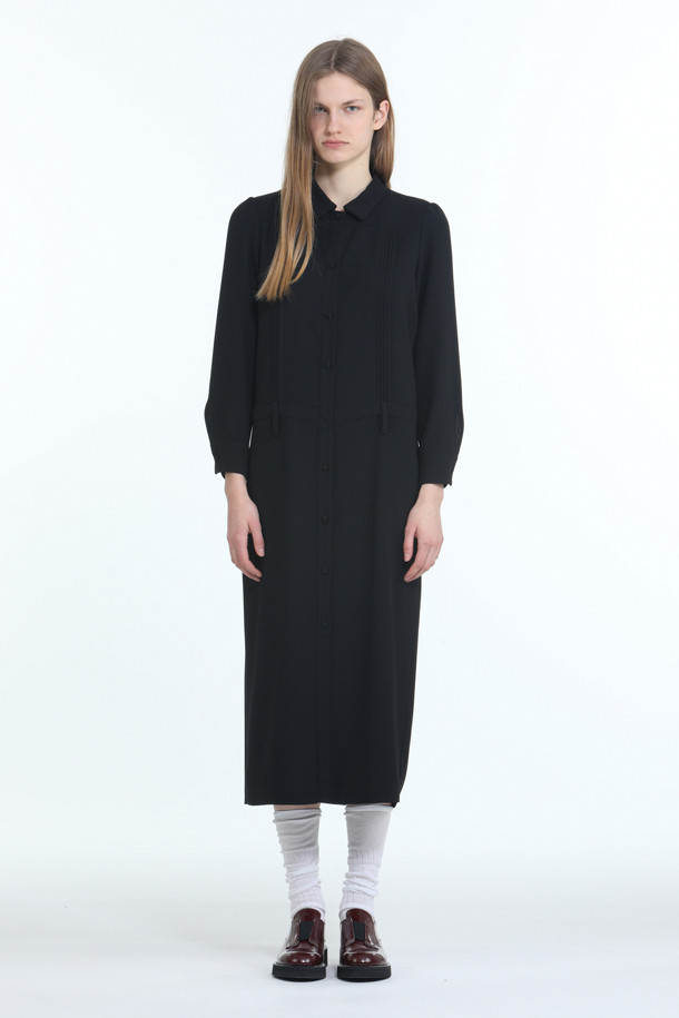 우븐 맥시 드레스는 모던하고 우아한 스타일을 연출하는 여성용 원피스입니다. 블랙 컬러의 H라인 핏으로, 사계절 내내 활용할 수 있는 얇은 두께감의 긴소매 디자인입니다. 부드러운 폴리에스테르 소재로 제작되어 편안한 착용감을 선사하며, 차이나 칼라와 블라우스 스타일이 특징입니다. 데이트룩, 모임룩으로 적합하며, 클래식, 미니멀, 시크한 스타일을 선호하는 분들께 추천합니다.
