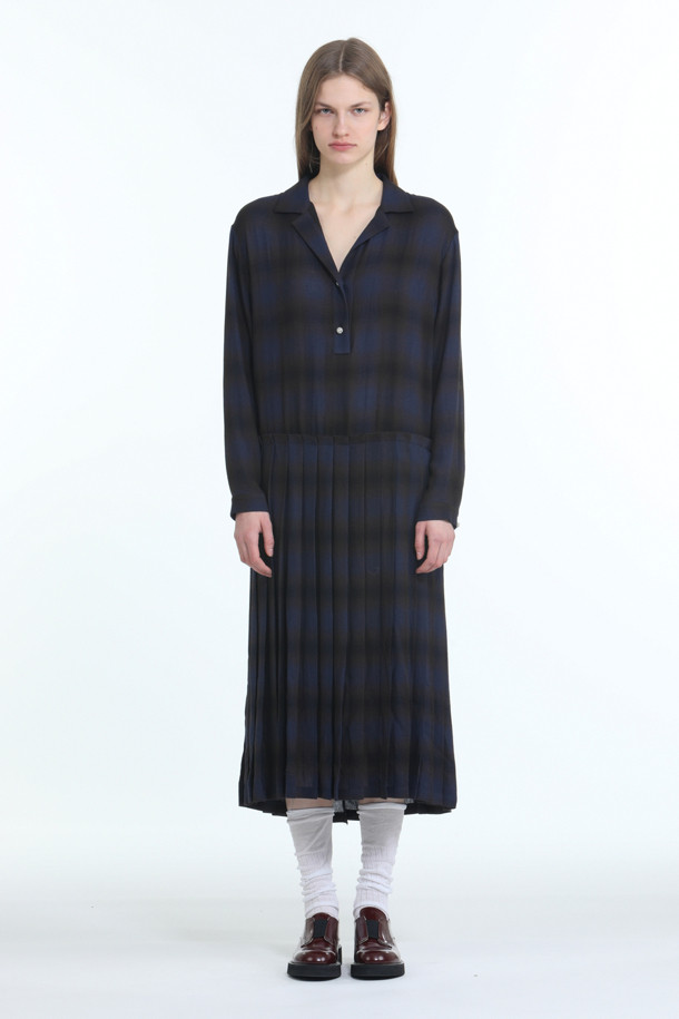 네이비와 블랙 컬러로 구성된 비스코스 소재의 체크 드레스입니다. 봄, 가을에 어울리는 얇은 두께감과 부드러운 촉감이 특징이며, 루즈핏에 플리츠 치마로 편안하면서도 여성스러운 실루엣을 연출합니다. 브이넥 라인과 긴소매, 블라우스 스타일 디자인으로 클래식하고 미니멀한 무드를 더했습니다. 데이트룩, 모임룩, 카페룩 등 다양한 TPO에 맞춰 활용할 수 있으며, 체크 패턴이 세련된 포인트를 더해줍니다.

