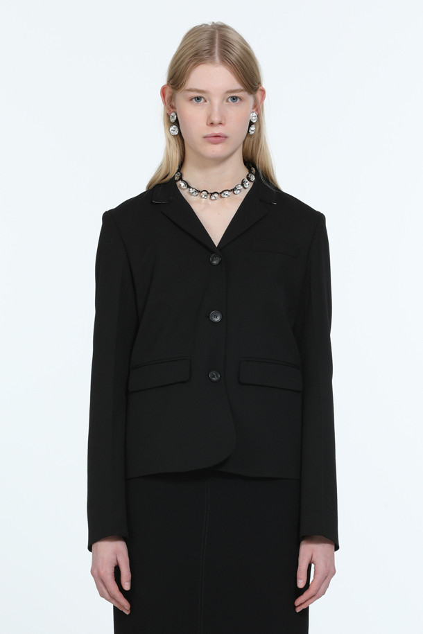 **우븐 쁘띠 재킷**

부드러운 울 소재로 제작된 이 쁘띠 재킷은 모던하고 미니멀한 스타일을 추구하는 여성들을 위한 아이템입니다. 얇은 두께감과 은은한 광택감이 특징이며, 봄, 가을 시즌에 활용하기 좋습니다. 블랙과 그레이 두 가지 컬러로 출시되어 다양한 룩에 매치하기 용이합니다. 레귤러핏으로 제작되었으며, 버튼 여밈 방식과 긴 소매 기장으로 클래식하고 시크한 분위기를 연출합니다. 출근룩, 오피스룩, 모임룩 등 TPO에 구애받지 않고 폭넓게 활용할 수 있습니다.
