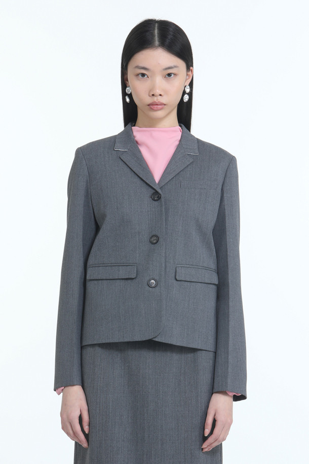 세련된 무드의 우븐 쁘띠 재킷입니다. 부드러운 촉감의 울 소재로 제작되었으며, 봄, 가을 시즌에 착용하기 좋습니다. 블랙과 그레이 두 가지 컬러로 출시되어, 모던하고 미니멀한 스타일을 연출합니다. 테일러드 코트 타입에 크롭 기장과 레귤러핏으로, 출근룩, 오피스룩, 모임룩 등 다양한 TPO에 활용 가능합니다. 버튼 여밈 방식에 긴 소매 디자인으로 클래식, 미니멀, 시크한 스타일을 완성해 보세요.
