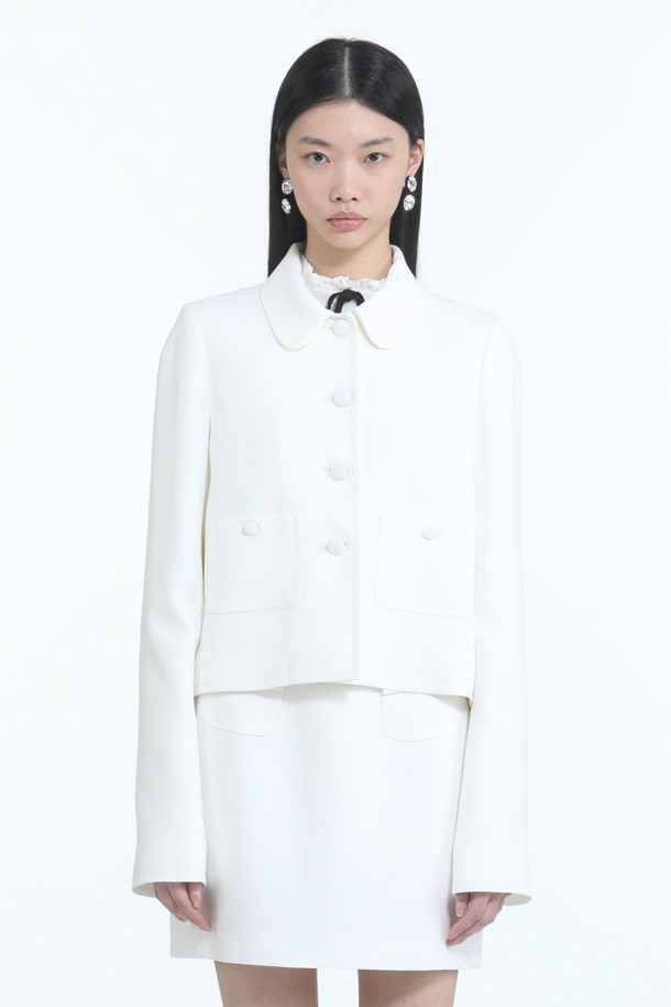 아이보리 컬러의 우븐 쁘띠 재킷입니다. 부드러운 비스코스 소재로 제작되어 얇고 찰랑거리는 착용감을 선사합니다. 레귤러핏으로 제작되었으며, 숏 기장에 버튼 여밈 방식으로 디자인되었습니다. 우아하고 미니멀한 스타일로 데이트룩, 카페룩, 모임룩 등 다양한 TPO에 활용하기 좋습니다. 클래식하고 미니멀한 스타일을 연출하기에 적합합니다.
