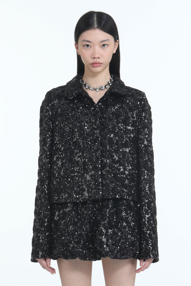 블랙 시퀸 쁘띠 재킷은 파티룩과 모임룩에 완벽한 아이템입니다. 엘레강스하면서도 화려한 스타일을 연출하며, 슬림핏 크롭 자켓 디자인으로 세련된 핏을 선사합니다. 봄, 가을 시즌에 적합하며, 오픈 스타일로 편안하게 착용할 수 있습니다. 긴 소매와 얇은 두께감의 시퀸 소재는 은은하게 빛나 특별한 날 당신을 돋보이게 합니다. 셋업으로 스타일링하여 클래식, 시크, 로맨틱 무드를 완성해보세요.
