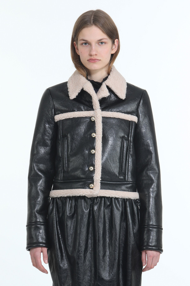 따뜻하고 포근한 겨울을 위한 필수템, 시어링 재킷입니다. 부드러운 인조 가죽 소재에 숏 기장으로 활동성을 높였으며, 안감과 칼라 부분에 시어링 디테일을 더해 보온성을 극대화했습니다. 블랙과 베이지 두 가지 컬러로 출시되어 어떤 스타일에도 쉽게 매치할 수 있습니다. 캐주얼, 미니멀, 클래식한 스타일을 즐겨 입는 여성분들께 추천하며, 겨울 데일리룩, 데이트룩, 쇼핑룩 등 다양한 TPO에 활용하기 좋습니다. 버튼 여밈 방식으로 간편하게 착용할 수 있습니다.
