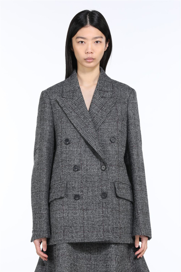 세련된 스타일을 완성하는 여성용 체크 울 자켓입니다. 가을, 겨울 시즌에 어울리는 두꺼운 두께감으로 포근함을 더하며, 클래식한 디자인과 테일러드핏이 돋보입니다. 더블 버튼 여밈 방식으로 포인트를 주고, 그레이 컬러의 체크 패턴이 세련된 분위기를 연출합니다. 데일리룩부터 오피스룩, 출근룩, 모임룩까지 폭넓게 활용할 수 있는 실용적인 아이템입니다. 울과 폴리에스테르 혼방 소재로 제작되어 부드러운 촉감과 편안한 착용감을 선사합니다.
