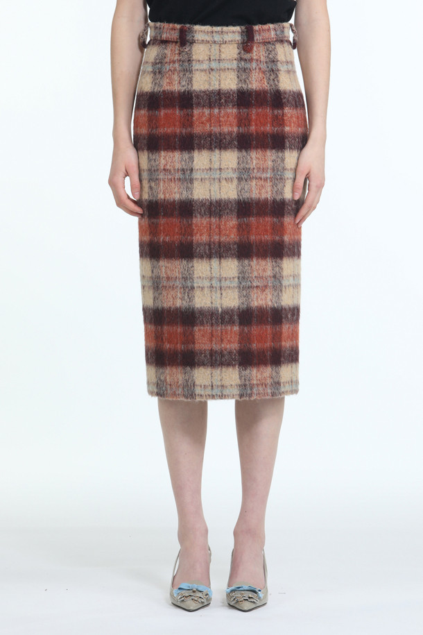 **체크 울 스커트**

가을, 겨울 시즌을 위한 여성 체크 울 스커트입니다. 브라운, 오렌지, 베이지 세 가지 색상으로 만나볼 수 있으며, 클래식하고 베이직한 스타일을 연출합니다. 두껍고 뻣뻣한 울 소재로 제작되어 따뜻함을 선사하며, H라인의 슬림핏 롱스커트 디자인입니다. 오피스룩, 모임룩, 겨울 데일리룩 등 다양한 TPO에 활용 가능하며, 클래식, 미니멀, 시크한 스타일을 완성합니다. 후면 지퍼 디테일로 편안한 착용감을 제공합니다.
