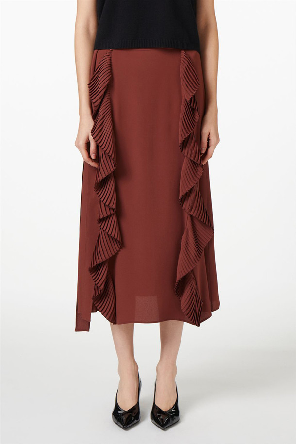 우아하고 여성스러운 실루엣을 연출하는 실크 프릴 스커트입니다. 부드러운 촉감의 실크 소재로 제작되어 편안한 착용감을 선사하며, A라인 핏과 프릴 디테일이 특징입니다. 버건디와 블랙 두 가지 세련된 컬러로 제공되어, 데이트룩, 모임룩, 소개팅룩 등 다양한 TPO에 활용하기 좋습니다. 클래식, 미니멀, 로맨틱 스타일을 즐겨 입는 여성분들께 추천합니다. 사계절 내내 활용 가능한 아이템으로, 엘레강스하고 우아한 무드를 연출해 보세요.
