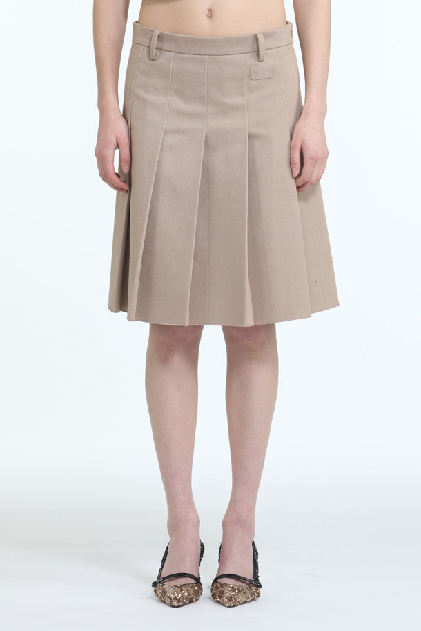 베이직한 무드의 코튼 플리츠 스커트입니다. 봄, 여름, 가을, 세 계절 모두 활용 가능한 적당한 두께감의 면 소재로 제작되어 편안한 착용감을 선사합니다. 클래식하고 미니멀한 스타일을 연출하기 좋으며, 플리츠 디테일이 여성스러운 분위기를 더합니다. 데이트룩이나 카페룩에 매치하여 세련된 스타일을 완성해 보세요. 무지 디자인으로 다양한 상의와 쉽게 코디할 수 있습니다.
