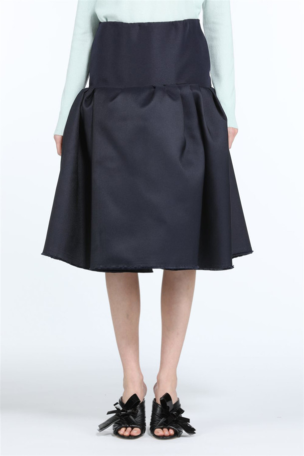 세련된 분위기를 연출하는 여성용 볼륨 미디 스커트입니다. A라인 핏과 플레어 실루엣이 우아함을 더하며, 구조적인 볼륨감으로 세련된 스타일을 완성합니다. 광택감 있는 폴리에스테르 소재로 제작되어 부드러운 촉감과 은은한 고급스러움을 선사합니다. 무지 디자인의 블랙 컬러로, 오피스룩과 모임룩 등 다양한 TPO에 활용하기 좋습니다. 구김이 적어 편안하게 착용할 수 있으며, 클래식하면서도 미니멀한 스타일을 즐기는 분들께 추천합니다.
