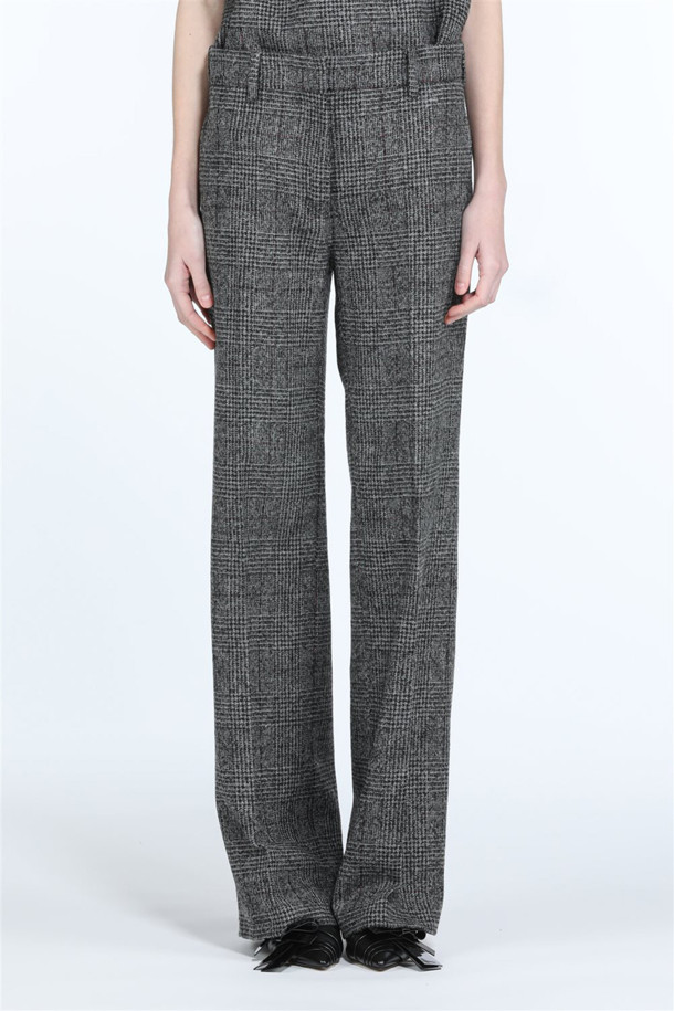 세련된 무드의 여성 울 체크 슬랙스입니다. 가을, 겨울 시즌에 어울리는 긴 기장의 클래식 핏 바지로, 오피스룩과 캐주얼 스타일 모두 소화 가능합니다. 고급스러운 그레이 컬러에 체크 패턴으로 포인트를 더하여 세련된 룩을 연출합니다. 울 소재 특유의 따뜻함과 부드러운 촉감으로 편안하게 착용할 수 있으며, 셋업으로도 활용 가능하여 활용도가 높습니다. 미니멀하고 시크한 스타일을 즐기는 여성분들께 추천합니다.
