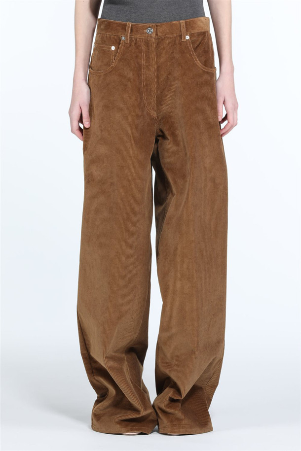 부드러운 촉감의 코듀로이 소재로 제작된 와이드 핏 팬츠입니다. 헤이즐넛과 플럼 두 가지 색상으로 출시되어, 가을, 겨울 시즌에 따뜻하고 포근한 느낌을 선사합니다. 넉넉한 와이드 핏과 탄탄한 원단감으로 편안하면서도 트렌디한 스타일을 연출할 수 있습니다. 출근룩과 모임룩 모두에 활용 가능하며 클래식, 미니멀, 캐주얼 등 다양한 스타일을 소화합니다.

