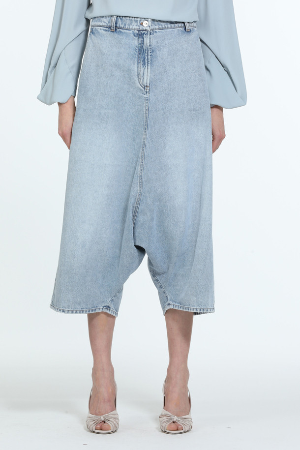 캐주얼한 무드의 여성 배기 데님 팬츠입니다. 라이트 블루, 블랙, 그레이 3가지 색상으로 출시되어 다양한 상의와 매치하기 좋습니다. 무릎 기장의 무지 디자인으로, 봄, 여름 시즌에 시원하게 착용할 수 있습니다. 동네 마실룩, 여행룩, 휴가룩 등 편안한 스타일링을 연출해보세요. 배기핏으로 활동성을 높인 데일리 팬츠입니다.
