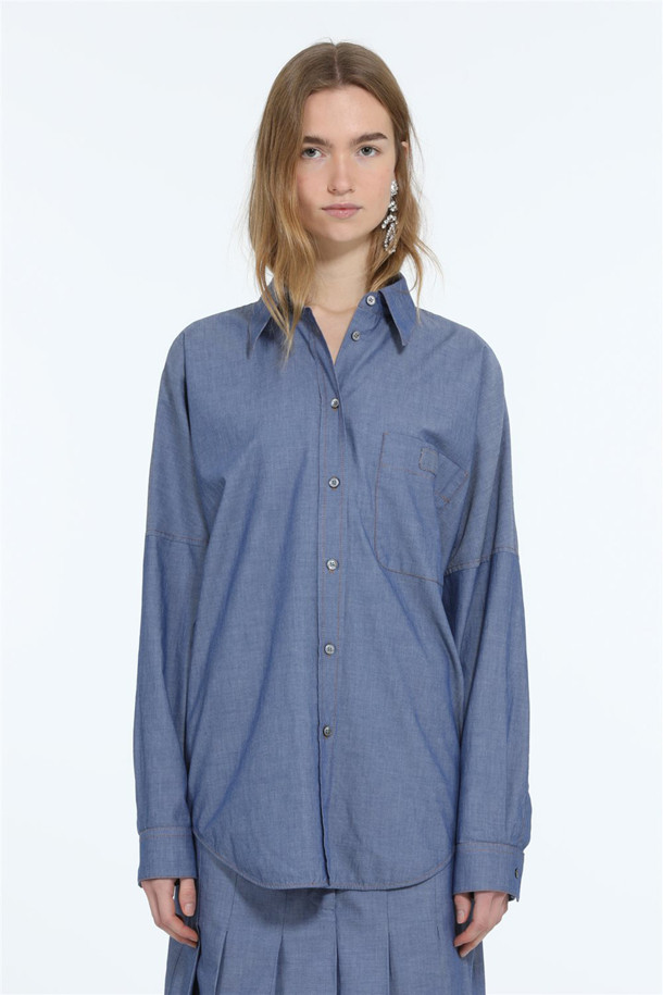 부드러운 샴브레이 소재의 여성 셔츠입니다. 데이트룩, 카페룩에 어울리며 미니멀, 캐주얼, 클래식 스타일을 연출할 수 있습니다. 여유 있는 오버핏으로 편안한 착용감을 선사하며, 포켓 디테일이 돋보입니다. 긴 소매 기장으로 다양한 스타일링이 가능하며, 아우터로도 활용할 수 있습니다. 무지 디자인으로 어떤 옷에도 매치하기 용이합니다.
