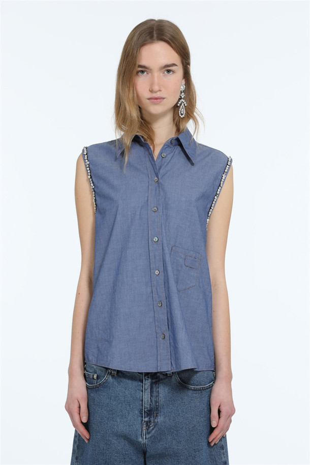 시원한 블루 컬러의 샴브레이 소재로 제작된 여성 슬리브리스 셔츠입니다. 셔츠 칼라와 레귤러핏 디자인으로 모던하면서도 클래식한 무드를 연출합니다. 얇은 두께감으로 여름철에도 시원하게 착용 가능하며, 부드러운 촉감이 특징입니다. 버튼업 스타일과 주얼라인 디테일이 더해져 데이트룩이나 휴가룩 등 다양한 TPO에 활용하기 좋습니다. 미니멀, 클래식, 캐주얼 스타일을 즐겨 입는 여성분들께 추천합니다.
