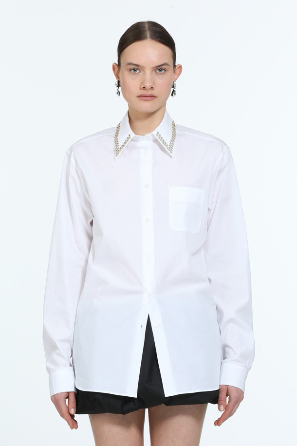 우아한 무드의 여성 우븐 카라 셔츠입니다. 부드러운 면 소재의 레귤러핏 긴소매 셔츠로, 차이나칼라 디자인과 얇은 두께로 봄, 여름에 시원하게 착용할 수 있습니다. 화이트 컬러에 무지 패턴으로 어떤 스타일에도 잘 어울리며, 포켓 디테일과 주얼리 장식이 포인트입니다. 데이트룩, 카페룩, 모임룩 등 다양한 TPO에 클래식, 미니멀, 걸리시 스타일로 연출해보세요.
