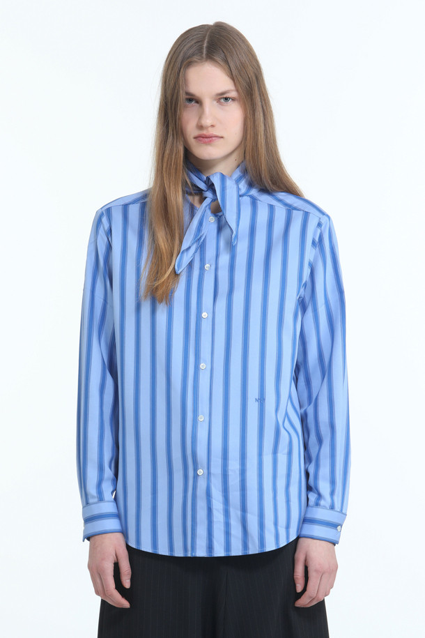 블루 컬러의 여성용 스카프 디테일 셔츠입니다. 봄과 여름 계절에 어울리는 레귤러핏의 긴소매 크롭 셔츠로, 우아하고 클래식한 스타일을 연출합니다. 스트라이프 패턴과 섬세한 스카프 디테일이 돋보이며, 로고 자수 디테일로 포인트를 더했습니다. 데이트룩, 카페룩, 모임룩 등 다양한 TPO에 어울리는 클래식하고 미니멀한 디자인의 셔츠입니다.
