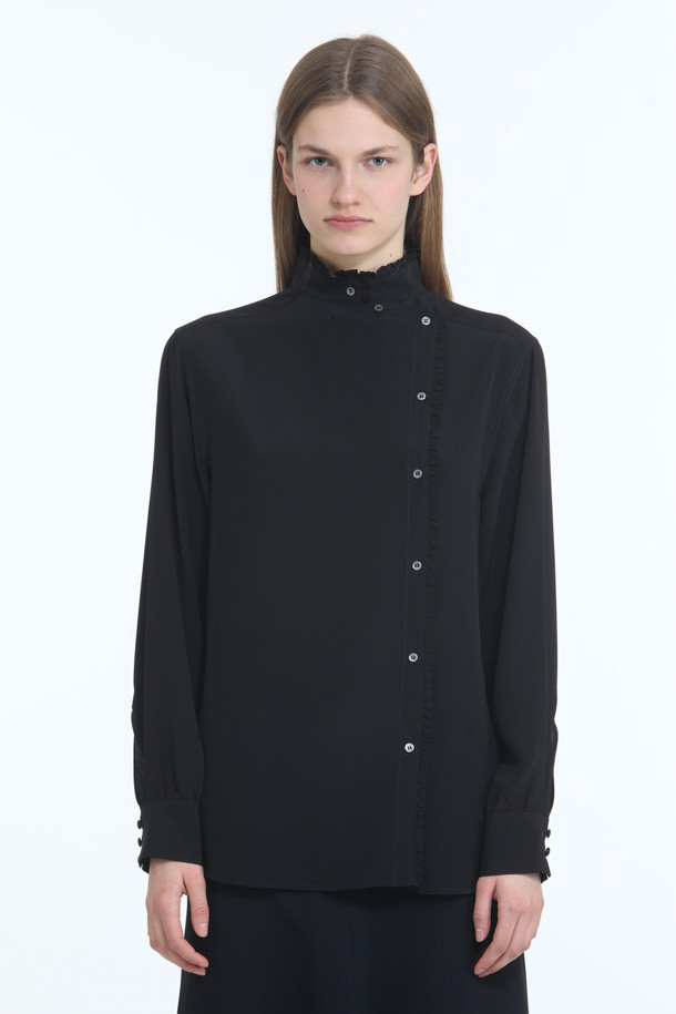 모던하고 엘레강스한 무드의 여성 하이넥 블라우스입니다. 부드러운 실크 소재로 제작되어 뛰어난 착용감을 선사하며, 사계절 내내 활용 가능합니다. 블랙 컬러의 레귤러핏 긴 소매 블라우스로, 하이넥 프릴 디테일과 중앙에서 벗어난 버튼업 디자인이 특징입니다. 오피스룩, 모임룩, 소개팅룩 등 다양한 TPO에 클래식, 미니멀, 시크한 스타일을 연출하기 좋습니다.
