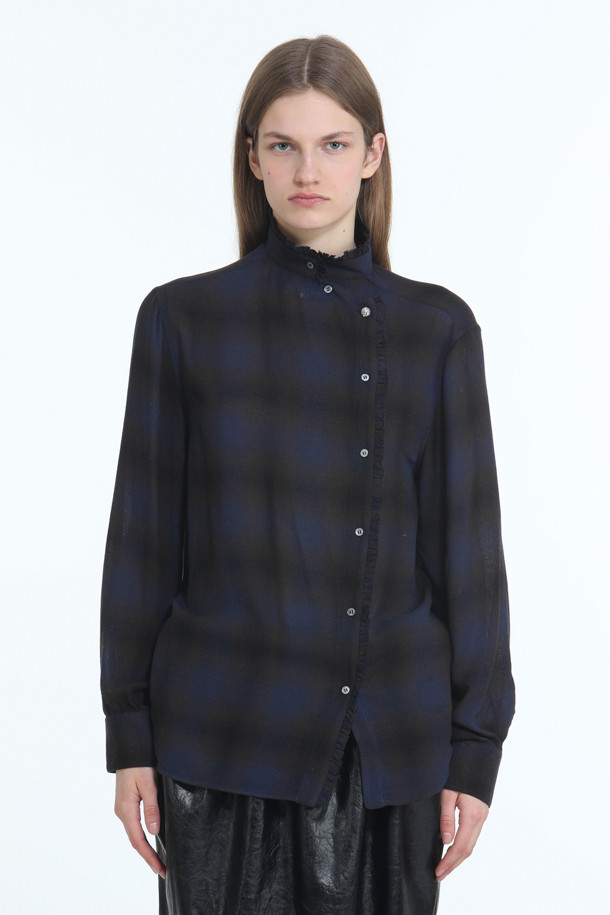 세련된 하이넥 체크 블라우스입니다. 울과 비스코스 혼방 소재로 제작되어 가을, 겨울 시즌에 따뜻하고 고급스러운 착용감을 선사합니다. 블랙과 네이비 두 가지 색상으로 출시되어, 어떤 스타일에도 쉽게 매치할 수 있습니다. 하이넥 프릴 디테일과 비대칭 버튼업 디자인이 클래식하면서도 엘레강스한 분위기를 자아냅니다. 레귤러 핏과 긴 소매 기장으로 오피스룩, 모임룩, 겨울 데일리룩 등 다양한 TPO에 활용하기 좋습니다.
