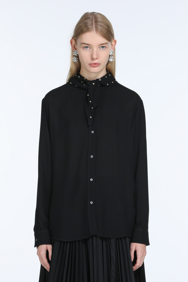 우아한 무드의 블랙 스카프 블라우스입니다. 넥 라인의 핫픽스 장식으로 고급스러움을 더했으며, 투웨이 연출이 가능하여 다양한 스타일을 연출할 수 있습니다. 봄, 가을에 적합하며, 레귤러 핏과 긴소매 디자인으로 편안하게 착용할 수 있습니다. 데이트룩, 오피스룩, 모임룩 등 다양한 TPO에 활용하여 클래식, 미니멀, 시크한 스타일을 연출해보세요. 무지 디자인으로 어떤 하의와도 잘 어울립니다.
