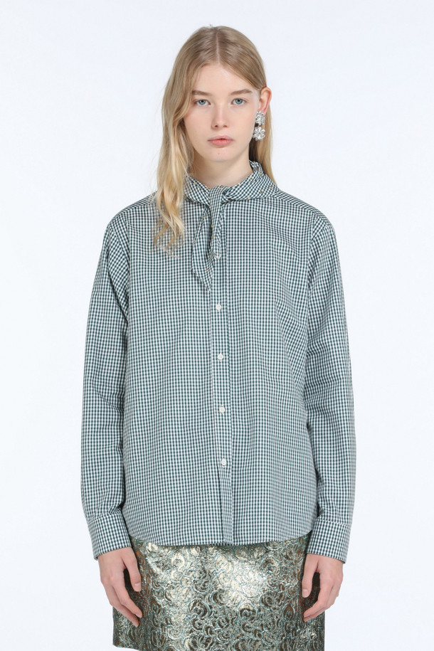 클래식한 매력의 스카프 블라우스입니다. 세련된 체크 패턴과 레귤러핏으로, 봄, 가을에 데이트룩, 오피스룩, 모임룩 등 다양한 TPO에 활용하기 좋습니다. 넥 라인의 핫픽스 장식이 은은한 포인트를 더하며, 투웨이 연출이 가능하여 다채로운 스타일을 연출할 수 있습니다. 긴 소매로 우아함을 더하고, 스카프 네크라인이 여성스러운 분위기를 자아냅니다. 그린, 화이트 두 가지 색상으로 출시되어, 취향에 맞게 선택할 수 있습니다.
