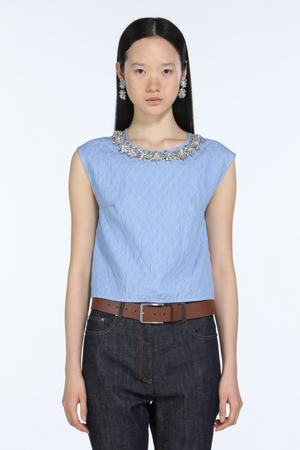 세련된 무드의 주얼 슬리브리스 블라우스입니다. 넥 라인에 주얼과 비즈 장식이 더해져 엘레강스한 분위기를 연출합니다. 블루 컬러의 무지 디자인으로 다양한 스타일링에 활용하기 좋으며, 데일리룩, 데이트룩, 모임룩에 모두 잘 어울립니다. 크롭 기장과 민소매 디자인으로 시원하고 여성스러운 느낌을 줍니다. 클래식, 미니멀, 로맨틱 스타일을 즐겨 입는 여성분들께 추천합니다.
