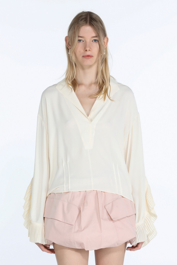 우아하고 페미닌한 무드의 아이보리 컬러 프릴 블라우스입니다. 실크 혼방 소재로 제작되어 부드러운 촉감을 선사하며, 브이넥 디자인과 크롭 기장으로 여성스러운 실루엣을 강조합니다. 긴 소매와 프릴 디테일이 특징이며, 데이트룩, 카페룩, 모임룩 등 다양한 TPO에 활용하기 좋습니다. 클래식, 미니멀, 로맨틱 스타일을 즐겨 입는 여성분들께 추천하는 제품입니다. 봄, 여름 시즌에 잘 어울리는 아이템입니다.
