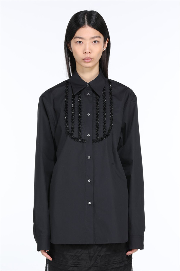 세련된 여성의 스타일을 완성해 줄 코튼 프릴 블라우스입니다. 부드러운 면 소재로 제작되어 편안한 착용감을 선사하며, 봄, 여름 시즌에 적합한 얇은 두께감으로 시원하게 즐길 수 있습니다. 블랙 색상에 라운드넥과 긴 소매, 레귤러핏으로 디자인되어 페미닌한 무드를 연출합니다. 프릴 디테일이 돋보이는 이 블라우스는 데이트룩, 모임룩 등 다양한 TPO에 활용 가능하며, 클래식, 미니멀, 로맨틱 스타일을 즐기는 분들께 추천합니다.
