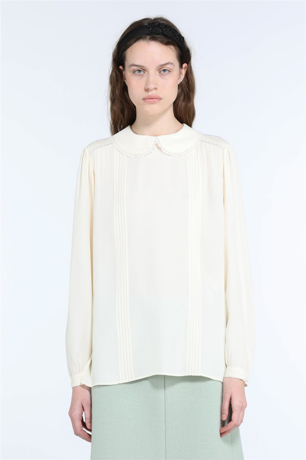 에크루 컬러의 라운드넥 실크 블라우스입니다. 부드러운 촉감과 은은한 광택감이 돋보이는 레귤러핏 디자인으로, 봄, 여름 시즌에 적합합니다. 얇은 두께의 무지 패턴이며, 긴 소매 기장으로 클래식, 미니멀, 시크 스타일을 연출할 수 있습니다. 출근룩, 오피스룩, 모임룩 등 다양한 TPO에 활용 가능합니다.
