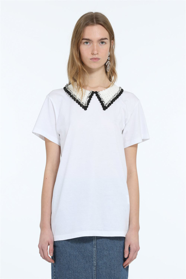 N21 캡슐 컬렉션의 폴로 카라 티셔츠입니다. 클래식하고 페미닌한 무드의 여성 의류로, 봄, 여름 시즌에 착용하기 좋습니다. 네이비와 화이트 두 가지 색상으로 출시되었으며, 부드러운 면 소재로 제작되어 편안한 착용감을 선사합니다. 레귤러 핏과 반소매 디자인으로, 데이트룩, 카페룩, 모임룩 등 다양한 TPO에 활용 가능합니다. 주얼 장식 또는 자수가 포인트로 더해져 미니멀하면서도 세련된 스타일을 연출할 수 있습니다.
