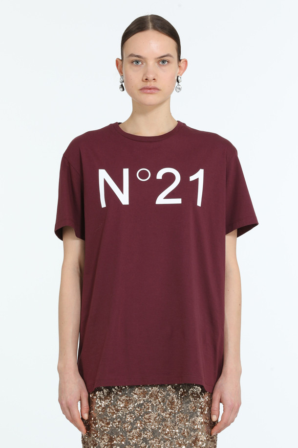 버건디 컬러의 로고 하프슬리브 티셔츠입니다. 면 소재로 제작되어 봄, 여름 시즌에 시원하게 착용 가능합니다. 미니멀한 스타일에 크롭 기장으로 트렌디함을 더했으며, 라운드넥 디자인으로 깔끔한 핏을 선사합니다. 데이트룩, 카페룩 등 다양한 TPO에 활용하기 좋고, 캐주얼, 클래식 스타일을 모두 소화할 수 있습니다. N21 브랜드 로고 프린팅으로 포인트를 더했습니다.
