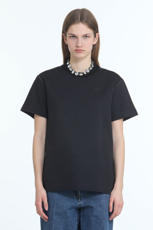 **헤비 코튼 티셔츠**

두껍고 튼튼한 헤비 코튼 소재로 제작되어 사계절 내내 활용하기 좋은 티셔츠입니다. 베이직한 디자인과 레귤러 핏으로 편안한 착용감을 선사하며, 무지 디자인으로 어떤 스타일에도 잘 어울립니다. 그레이와 블랙 두 가지 기본 컬러로 제공되어 다양한 코디에 활용할 수 있습니다. 동네 마실룩이나 산책룩 등 캐주얼하고 미니멀한 스타일은 물론, 클래식한 스타일까지 소화 가능합니다. 도톰한 두께감으로 비침 걱정 없이 안정감 있게 착용할 수 있습니다.
