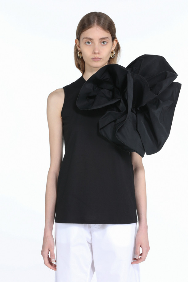 **빅플라워 티셔츠**

여성스러운 매력을 돋보이게 해줄 빅플라워 티셔츠입니다. 페미닌하고 우아한 스타일을 연출하며, 오프숄더 디자인으로 쇄골 라인을 드러내 여성스러운 분위기를 더합니다. 크롭 기장으로 다리가 길어 보이는 효과를 주며, 봄, 여름 시즌에 시원하게 착용할 수 있습니다. 데이트룩, 카페룩, 모임룩 등 다양한 TPO에 활용 가능하며, 로맨틱, 미니멀, 클래식한 스타일을 즐겨 입는 분들께 추천합니다. 특히, 리본 디테일이 더해져 사랑스러운 포인트를 더했습니다.
