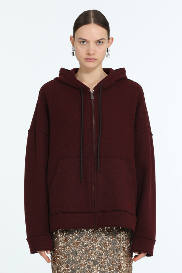 부드러운 촉감의 울 혼방 소재로 제작된 오버핏 후드 집업입니다. 톤 다운된 버건디 컬러로 캐주얼하면서도 미니멀한 스타일을 연출하며, 가을과 겨울철 데일리룩, 집콕룩, 산책룩에 활용하기 좋습니다. 두꺼운 두께감과 긴 소매 기장으로 보온성을 높였으며, 크롭 기장으로 트렌디함을 더했습니다. 무지 디자인에 후드 디테일로 베이직한 매력을 더한, 활용도 높은 아이템입니다.
