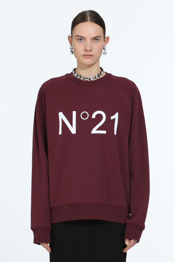 톤 다운된 버건디 컬러가 매력적인 로고 스웻셔츠입니다. 가을과 겨울, 두꺼운 두께감으로 따뜻하게 착용할 수 있으며, 미니멀하고 베이직한 스타일을 연출합니다. 면 소재의 레귤러핏 라운드넥 긴소매 디자인으로, N21 시그니처 디자인의 로고 패턴이 특징입니다. 겨울철 데일리룩, 집콕룩, 산책룩 등 다양한 TPO에 미니멀, 클래식, 캐주얼 무드로 활용하기 좋습니다.
