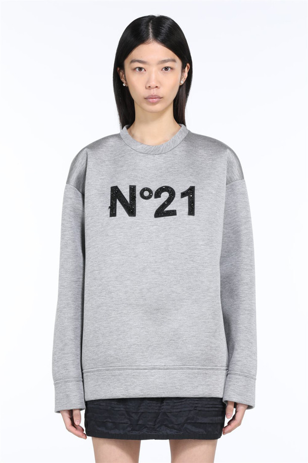 세련된 스타일을 완성할 비즈 로고 스웻셔츠입니다. 부드러운 기모 면 소재로 제작되어 가을, 겨울 시즌 따뜻하고 편안하게 착용할 수 있습니다. 베이직한 디자인에 N21 로고와 비즈 장식이 더해져 캐주얼, 미니멀, 클래식 스타일을 연출하기 좋습니다. 라운드넥과 긴소매, 크롭 기장으로 유행을 타지 않고 데일리하게 즐길 수 있는 아이템입니다. 그레이, 블랙 두 가지 색상으로 출시되어 취향에 맞게 선택 가능합니다.
