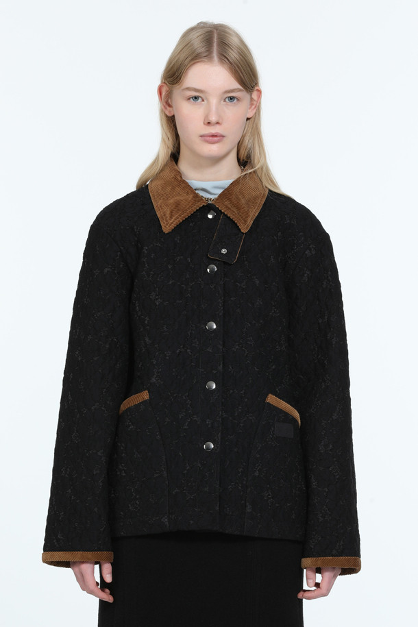 **레이스 점퍼**

클래식한 무드의 여성 레이스 점퍼입니다. 부드러운 코듀로이 소재에 엠브로이더리 레이스 원단으로 포인트를 주어 고급스러운 느낌을 선사합니다. 블랙과 브라운 두 가지 색상으로 출시되었으며, 레귤러 핏과 적당한 두께감으로 봄, 가을 간절기에 활용하기 좋습니다. 코듀로이 칼라와 메탈 버튼 디테일, 그리고 소매 디테일이 더해져 세련된 스타일을 완성합니다. 데이트룩 또는 모임룩으로 추천하며, 미니멀, 캐주얼 스타일에 잘 어울립니다.
