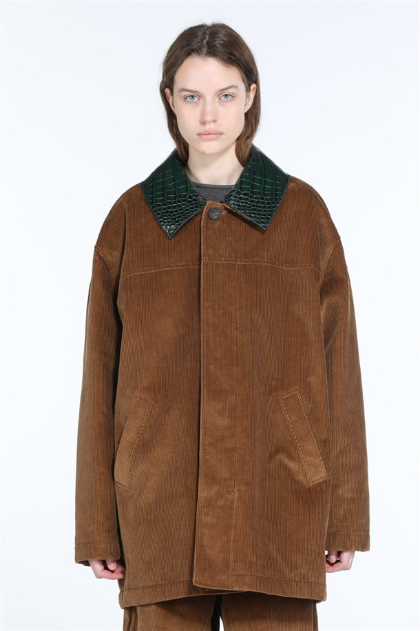 부드러운 코듀로이 소재의 브라운 컬러 코듀로이 점퍼입니다. 가을, 겨울 시즌에 어울리며, 캐주얼, 클래식, 미니멀 스타일을 모두 소화할 수 있습니다. 쌀쌀한 날씨에 레이어링하여 따뜻하게 입을 수 있으며, 일상과 모임룩에 두루 활용 가능합니다. 루즈핏으로 편안한 착용감을 선사하며, 인조가죽 칼라 디테일이 돋보이는 디자인입니다. 집업 스타일로 간편하게 여밀 수 있는 실용적인 아우터입니다.
