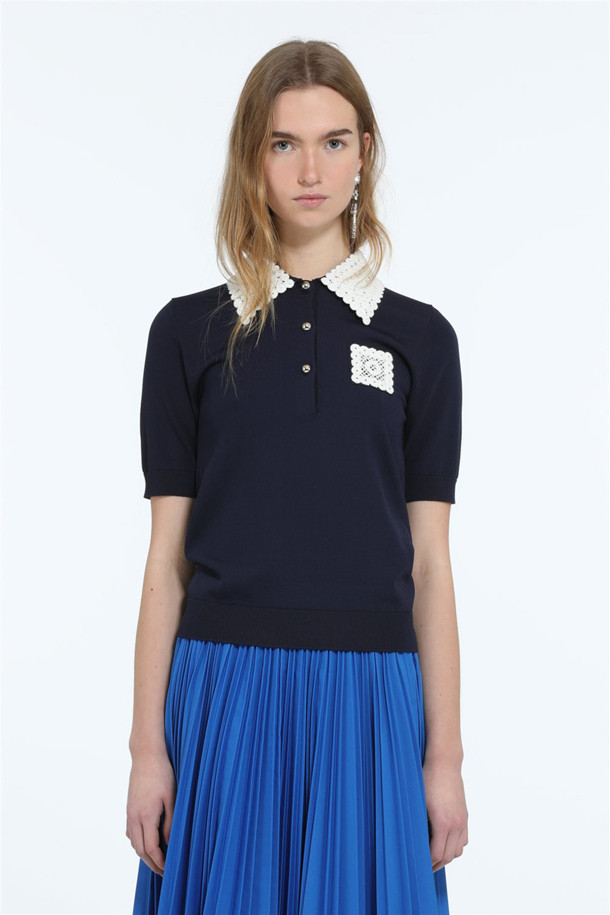 네이비 컬러의 레이스 폴로 니트입니다. 부드러운 비스코스 혼방 소재와 울 소재로 제작되어 봄, 가을에 착용하기 좋습니다. 로맨틱하고 모던한 무드를 연출하며, 레귤러핏과 반소매 기장으로 편안하게 착용할 수 있습니다. 레이스 칼라와 포켓, 메탈 버튼 디테일이 돋보이며, 데이트룩, 카페룩, 모임룩 등 다양한 TPO에 활용 가능합니다. N21 캡슐 컬렉션으로, 클래식, 로맨틱, 미니멀 스타일을 즐기는 여성분들께 추천합니다.
