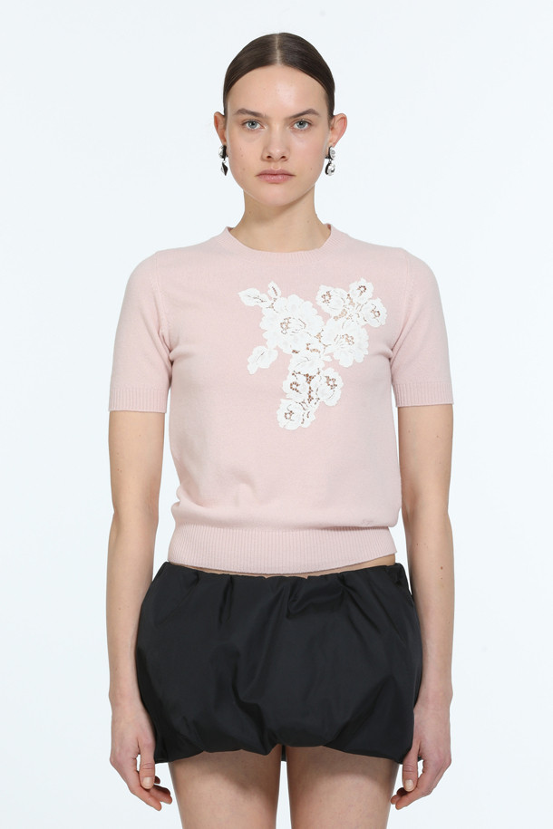 레이스 엠브로이더리 니트는 여성스러운 스타일을 연출하는 크롭 기장의 반소매 니트입니다. 울 혼방 소재로 제작되어 부드러운 촉감을 선사하며, 얇은 두께감으로 봄, 가을에 활용하기 좋습니다. 블랙과 핑크 두 가지 색상으로 출시되었으며, 라운드넥 디자인에 레이스 엠브로이더리 패치 디테일이 더해져 우아하고 페미닌한 분위기를 자아냅니다. 데이트룩, 카페룩, 모임룩 등 다양한 TPO에 어울리며, 클래식, 로맨틱, 미니멀 스타일을 즐기는 분들께 추천합니다. 가디건과 셋업으로도 연출 가능합니다.
