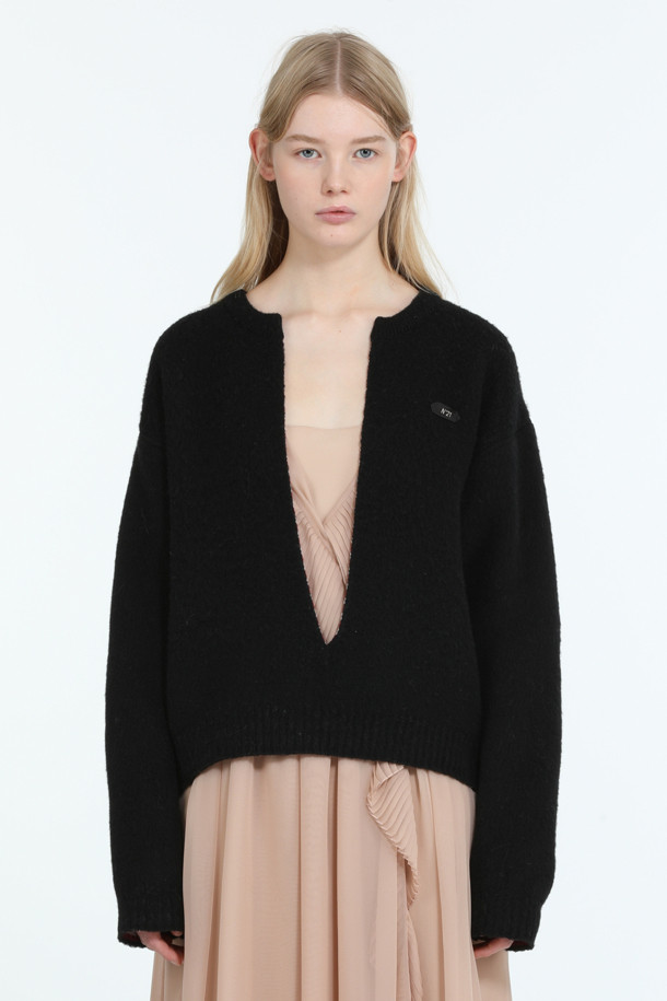 세련된 데이트룩과 카페룩을 완성하는 여성용 브이넥 크롭 풀오버 니트입니다. 봄, 가을 시즌에 어울리는 베이직 스타일의 블랙 컬러 무지 디자인으로, 레귤러핏으로 편안하게 착용 가능합니다. 긴 소매와 리버서블 디자인으로 다양한 연출이 가능하며, 니트 소재 특유의 부드러운 촉감을 선사합니다. 미니멀, 클래식, 캐주얼 등 어떤 스타일에도 잘 어울리는 활용도 높은 아이템입니다.
