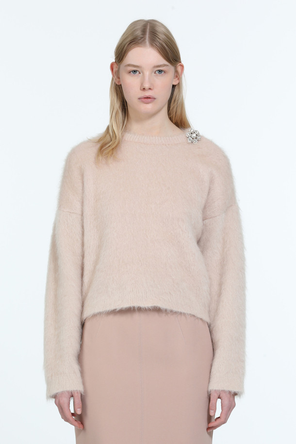 부드러운 앙고라 소재의 고급스러운 주얼 버튼 니트입니다. 라운드넥 디자인과 크롭 기장으로 여성스러운 실루엣을 연출하며, 가을, 겨울 시즌에 따뜻하게 착용할 수 있습니다. 베이지 컬러에 어깨 버튼 장식이 더해져 엘레강스한 무드를 선사합니다. 데이트룩, 모임룩, 겨울 데일리룩 등 다양한 TPO에 활용 가능하며, 클래식, 미니멀, 로맨틱 스타일을 즐기는 분들께 추천합니다. 레귤러핏으로 편안하게 착용 가능하며, 두꺼운 두께감으로 포근함을 더했습니다.
