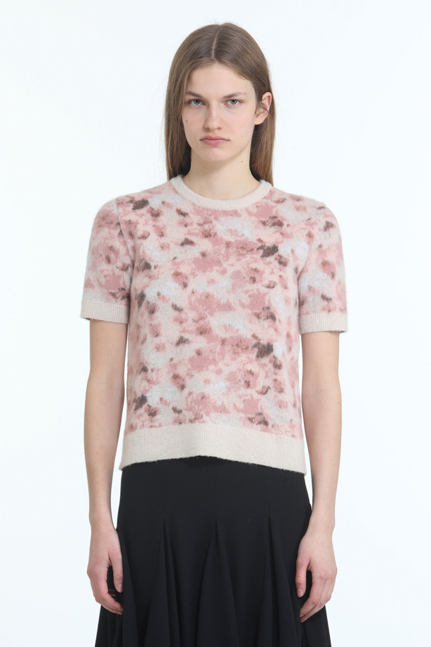 여성스러운 플라워 패턴이 돋보이는 핑크색 니트입니다. 봄, 가을에 어울리는 얇은 두께감의 라운드넥 크롭 니트로, 부드러운 촉감이 특징입니다. 반소매 기장이며, 레귤러핏으로 편안하게 착용할 수 있습니다. 데이트룩, 카페룩, 봄 소풍룩 등 다양한 TPO에 활용하기 좋으며, 로맨틱, 미니멀, 걸리시한 스타일을 연출하기에 좋습니다. 립 디테일이 더해져 디자인의 완성도를 높였습니다.
