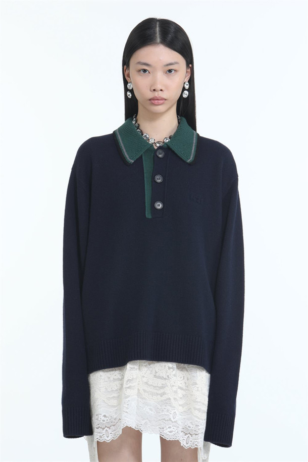 네이비와 초록, 두 가지 색상으로 만나볼 수 있는 폴로 카라 오버 니트입니다. 울 100% 소재로 제작되어 부드러운 촉감과 뛰어난 보온성을 자랑하며, 가을, 겨울에 따뜻하게 착용하기 좋습니다. 손등을 덮는 긴 소매와 여리여리한 실루엣을 연출해 주는 오버핏 디자인으로, 모던하고 베이직한 스타일을 완성합니다. 일상, 카페, 모임 등 다양한 TPO에 활용하기 좋으며, 클래식, 미니멀, 캐주얼 스타일을 즐겨 입는 여성분들께 추천합니다.
