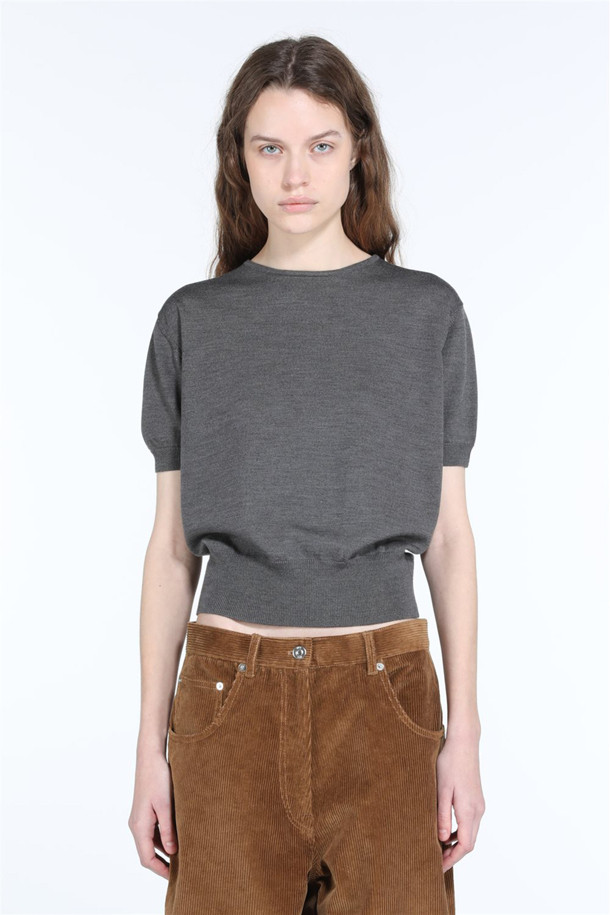 **울 크롭 하프슬리브 니트**는 여성용 상의로, 멜란지 그레이와 블랙 두 가지 색상으로 제공됩니다. 봄, 가을, 겨울 계절에 적합하며, 베이직한 스타일을 추구하는 분들께 이상적입니다. 울 소재로 제작되어 부드러운 촉감을 선사하며, 라운드넥과 크롭 기장, 하프 슬리브 디자인으로 세련된 실루엣을 연출합니다. 이너 또는 단독으로 착용 가능하여 다양한 스타일을 연출할 수 있는 활용도 높은 아이템입니다.
