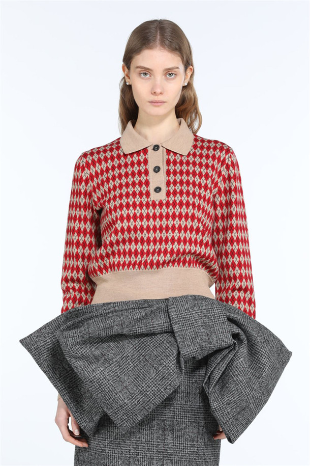 레드 아가일 폴로 니트는 클래식한 무드의 여성용 니트/스웨터입니다. 가을, 겨울 시즌에 어울리는 두꺼운 울 소재로 제작되어 부드러운 촉감을 선사하며, 크롭 기장과 레귤러핏으로 편안하게 착용 가능합니다. 아가일 패턴과 카라 디테일, 긴 소매, 폴로넥 디자인이 특징이며, 데이트룩, 모임룩, 출근룩 등 다양한 TPO에 활용할 수 있습니다. 미니멀, 캐주얼 스타일을 즐겨 입는 분들께 추천합니다.
