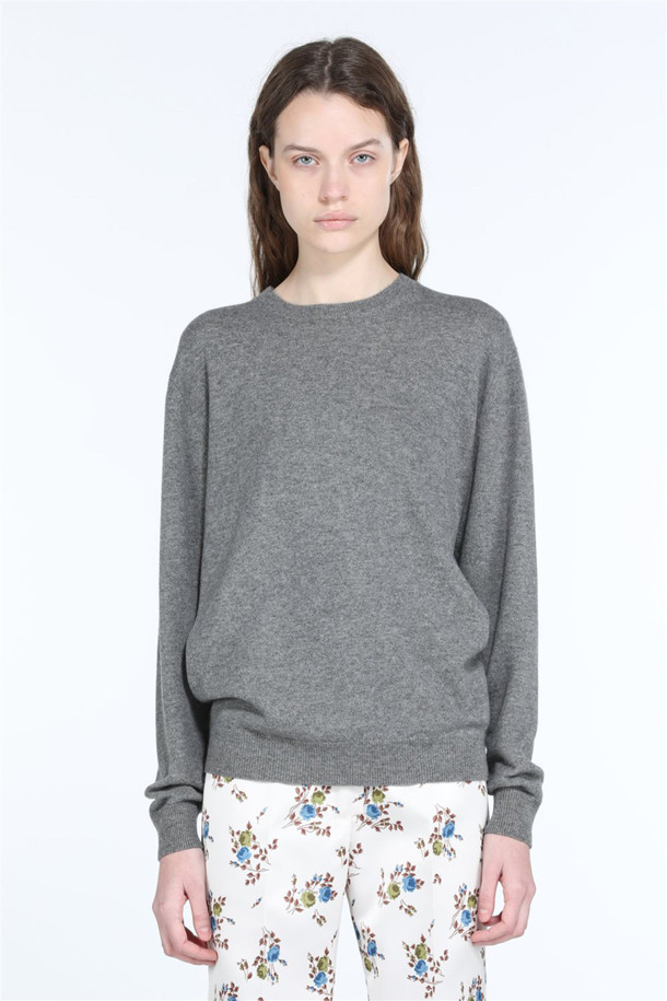 캐시미어(Cashmere) 크루넥 니트는 여성스러운 매력을 더하는 상의입니다. 가을, 겨울 시즌에 어울리는 부드러운 촉감의 캐시미어 100% 소재로 제작되어 보온성을 선사합니다. 파스텔 옐로우, 핑크, 그레이 세 가지 컬러로 출시되어 다양한 겨울 데일리룩에 활용하기 좋습니다. 레귤러 핏에 긴 소매 기장으로, 모던하고 베이직한 스타일을 연출하며 클래식, 미니멀 룩에 잘 어울립니다. 크루넥 디자인으로 깔끔하고 세련된 분위기를 더해줍니다.
