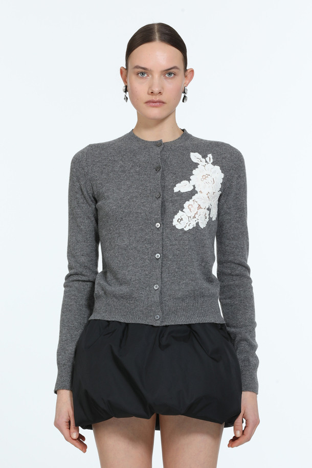 우아한 레이스 엠브로이더리 가디건입니다. 여성용으로, 그레이와 블랙 두 가지 색상으로 출시되어 다양한 스타일에 매치하기 용이합니다. 봄, 가을에 어울리는 얇은 두께의 라운드넥 크롭 기장으로, 부드러운 울 소재가 고급스러운 촉감을 선사합니다. 레이스 엠브로이더리 패치 디테일이 특징이며, 데이트룩, 카페룩, 모임룩 등 엘레강스하고 클래식, 미니멀, 로맨틱한 스타일을 연출하기 좋습니다. 긴 소매와 레귤러핏으로 편안하게 착용할 수 있습니다.
